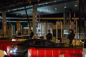 Les forces de l’ordre étaient présentes au niveau du péage de Biriatou. © Guillaume Fauveau