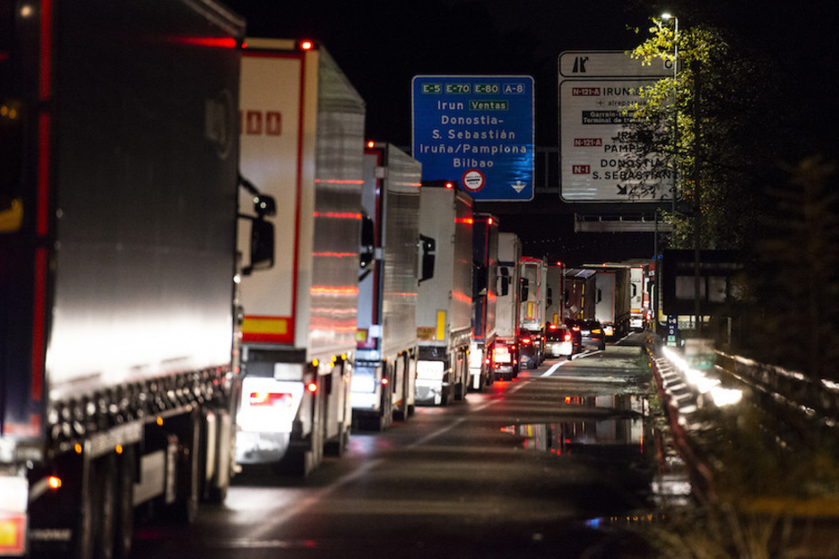 Plus d'une centaine de camions était bloquée au péage de Biriatou entre 18h30 et 20h. © Guillaume Fauveau