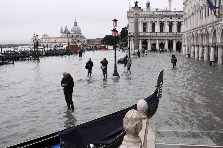 Paisaje en Venecia este miércoles tras la marea nocturna. (Marco BERTORELLO | AFP)