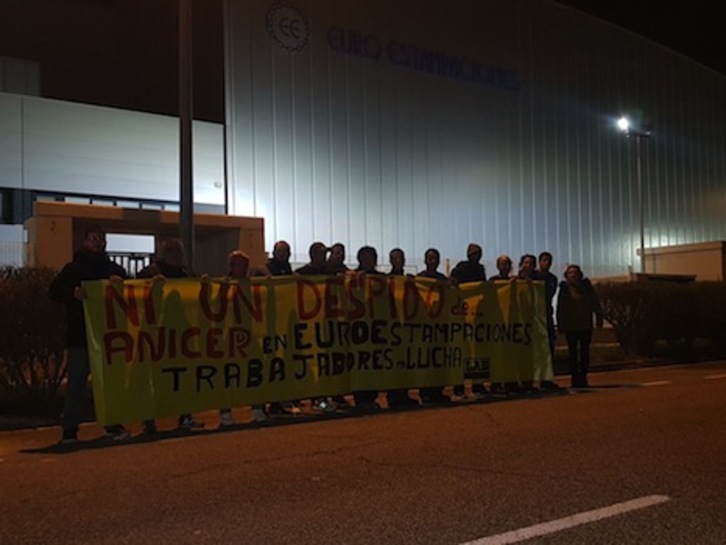 Concentración de trabajadores de Aniser-Euroestampaciones para denunciar los despidos realizados por la empresa. (LAB)
