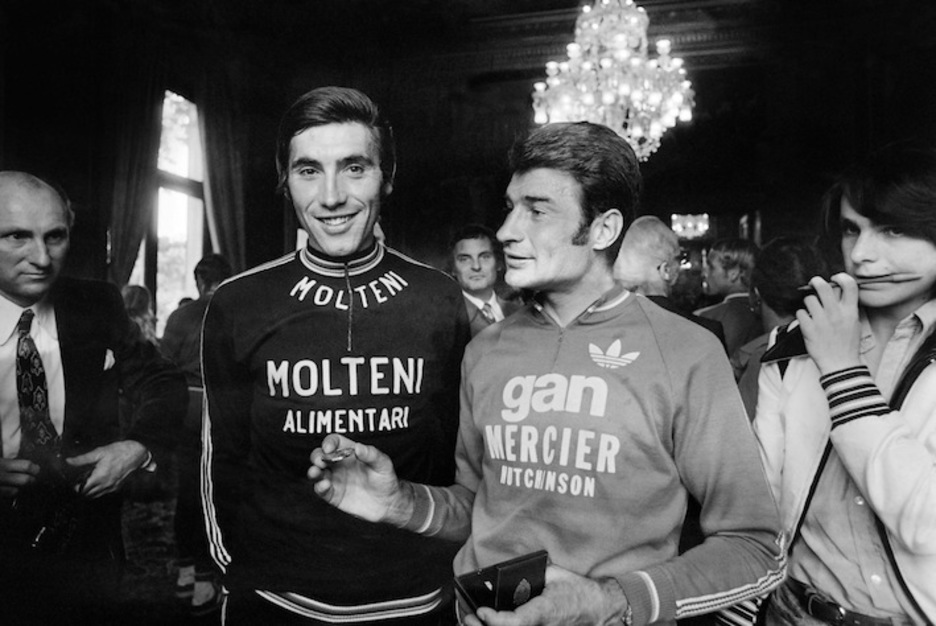 1974an, Eddy Merckx gazte baten aldamenean (AFP)