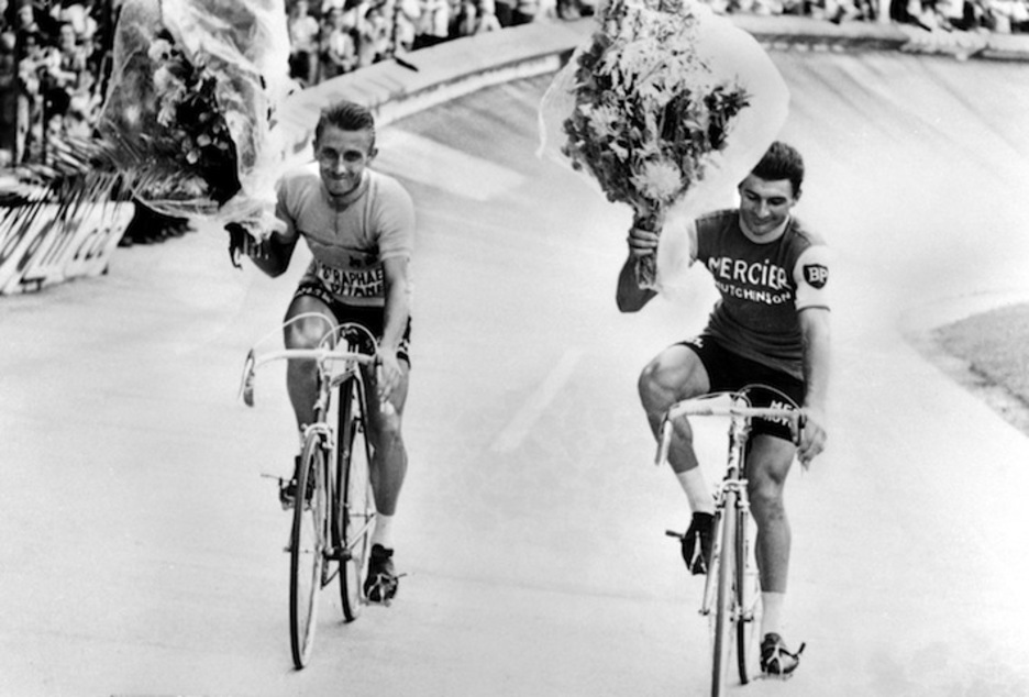 Anquetil, irabazlea, eta Poulidor, bigarren sailkatua, 1964ko Tourraren amaieran (STAFF / AFP)