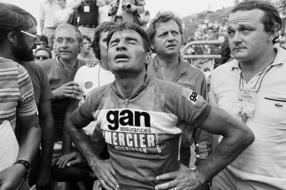 Poulidor, helmugan nekatuta, 1978ko Tourreko 20. etaparen amaieran (AFP)