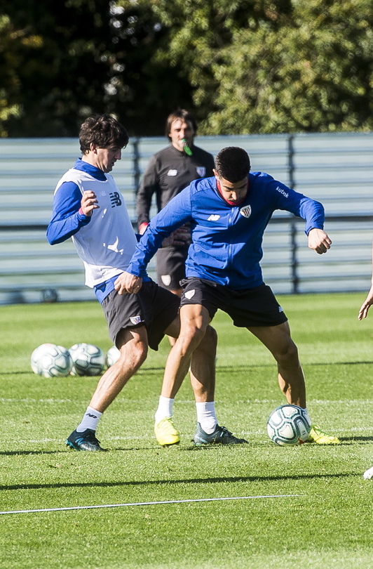 Yuri y San José en un entrenamiento de esta temporada. (Luis JAUREGIALTZO / FOKU)