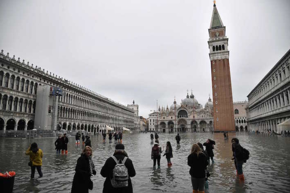 La conocida Plaza de San Marcos, con la luz del día, inundada. (Marco BERTORELLO/AFP)