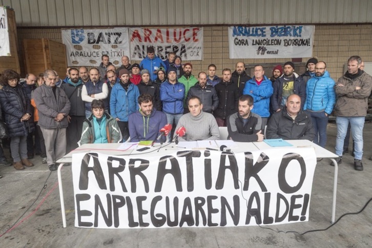 Comparecencia de prensa del comité de Araluce ante la planta de la empresa. (Juanan RUIZ / FOKU)
