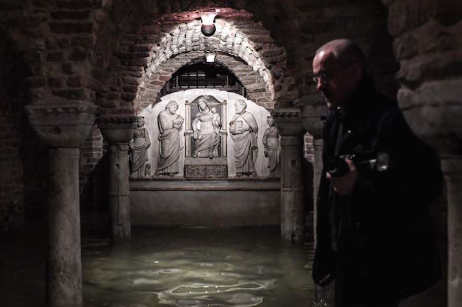 Inundaciones como las del martes solo se han registrado cinco veces –tres de ellas en los últimos 20 años– en la historia de la Basílica de San Marcos, erigida en 828 y reconstruida tras un incendio en 1063. (Marco BERTORELLO/AFP) 