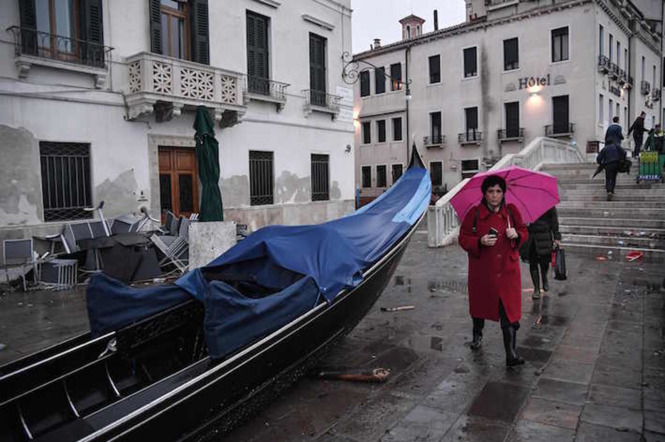 Una góndola varada en las calles de Venecia. (Marco BERTORELLO/AFP)