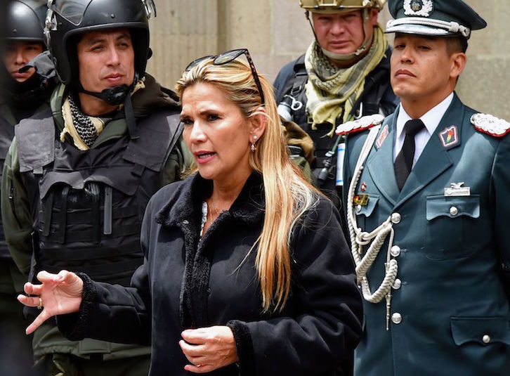 Jeanine Áñez junto a un grupo de policías. (AIZAR RALDES / AFP) 