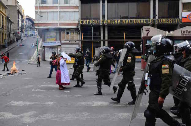 Una mujer planta cara a la Policía en La Paz. (RONALDO SCHEMIDT / AFP) 