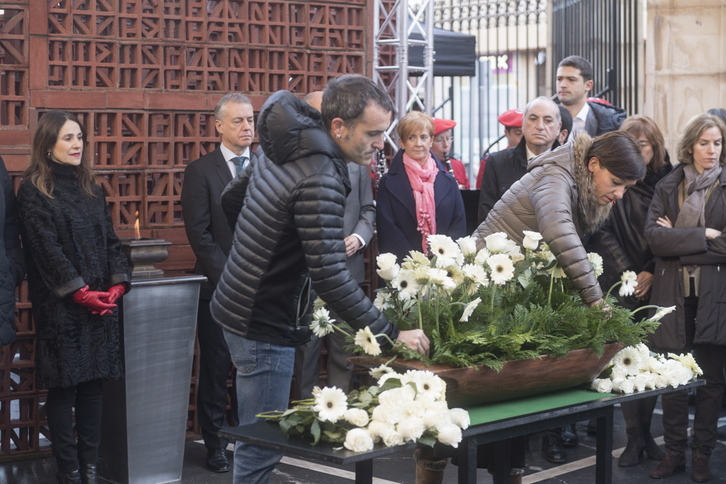 Parlamentarios y representantes institucionales han recordado a las víctimas de la violencia en Euskal Herria. (Juanan RUIZ/FOKU)