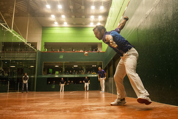 Samedi dernier, la partie avait lieu au trinquet de Saint-Pée. © Guillaume FAUVEAU