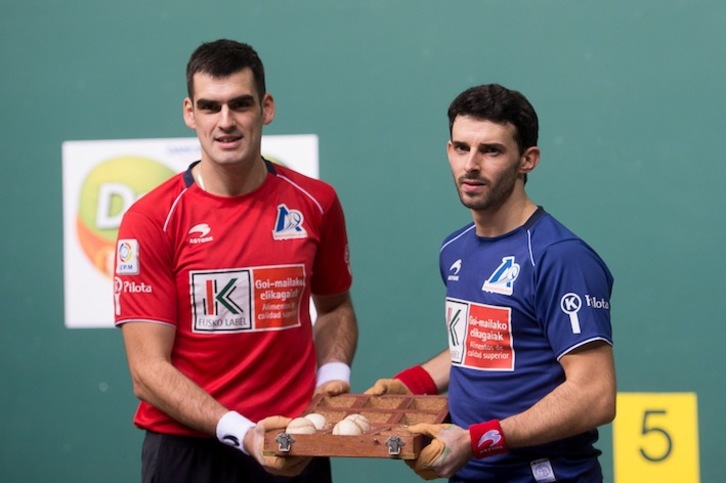 Ezkurdia eta Altuna III.a, pilotak erakusten (Iñigo URIZ / FOKU)