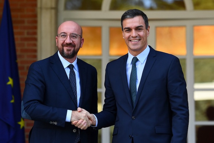 Sánchez, hoy con el nuevo presidente de la Comisión Europea, Charles Michel. (Gabriel BOUYS | AFP)