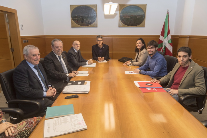 Reunión entre el consejero Pedro Azpiazu y los representantes de Elkarrekin Podemos. (Juanan RUIZ / AFP)