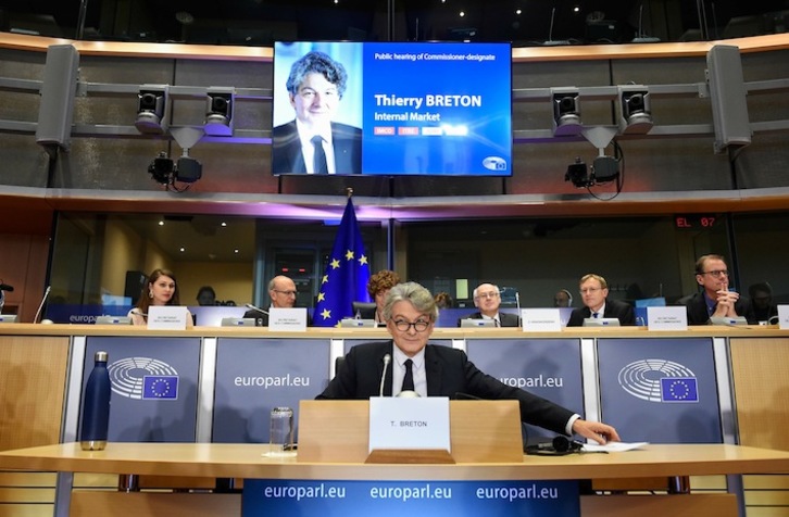 El candidato francés Thierry Breton, ante la Comisión de Asuntos Jurídicos del Parlamento Europeo. (John THYS /AFP)