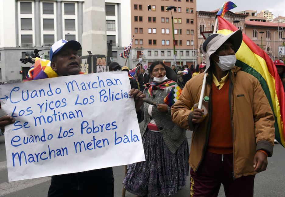Un grupo de seguidores de Evo Morales exhibe un cartel. (Aizar RALDES/AFP)