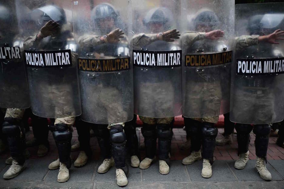 La Policía militar, desplegada en La Paz. (Ronaldo SCHEMIDT/AFP)