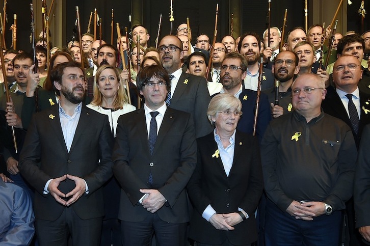 Líderes catalanes exiliados, arropados por alcaldes catalanes en noviembre de 2017. (John THYS | AFP)