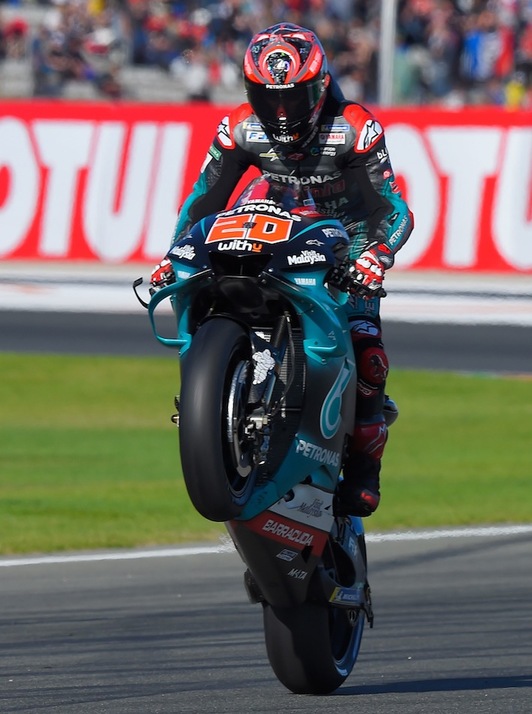 Fabio Quartararo celebra su «pole position» en Cheste. (Jose JORDAN / AFP PHOTO)