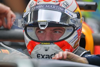 Verstappen, risueño tras su exitosa sesión calificatoria en el Gran Premio de Brasil. (Carl DE SOUZA / AFP PHOTO)