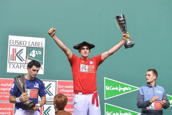 Ezkurdia txapelarekin, Altuna eta Laso alboan dituela (Idoia ZABALETA / FOKU)