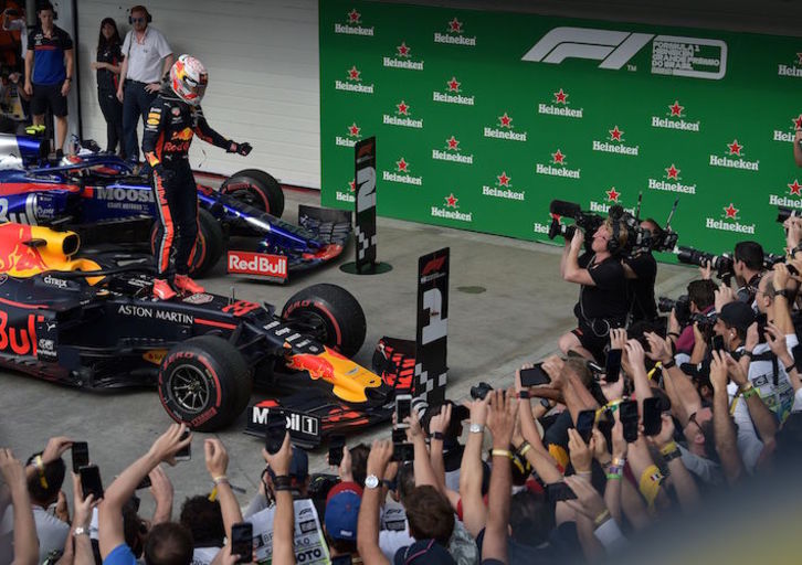 Verstappen celebra la victoria sobre su coche. (Carl DE SOUZA/AFP)