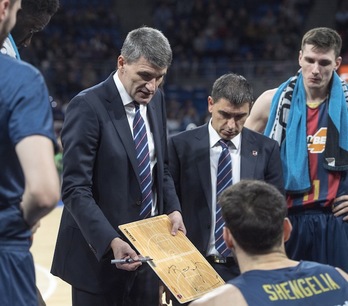 Velimir Perasovic en pleno tiempo muerto. No ha encontrado soluciones, empero. (Juanan RUIZ / FOKU)