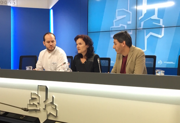 Iñigo Martínez, Isabel Salud y Jon Hernandez, en su rueda de prensa. (NAIZ).