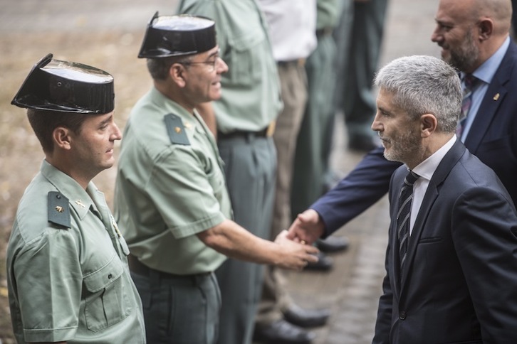 El ministro de Interior, Grande-Marlaska, en una reciente visita a la comandancia de Iruñea. (Jagoba MANTEROLA | FOKU)