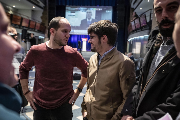 Iñigo Martínez, de Ezker Anitza, conversa con Lander Martínez, de Podemos, en la noche electoral del pasado domingo. (Aritz LOIOLA/FOKU)