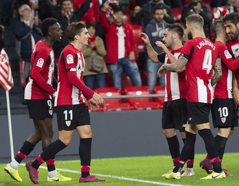 Jugadores del Athletic celebran un gol de Williams ante el Valladolid. (Monika DEL VALLE / FOKU)