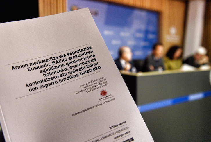 Presentación sobre el informe sobre el comercio y exportación de armas en la CAV. (Marisol RAMIREZ / FOKU).