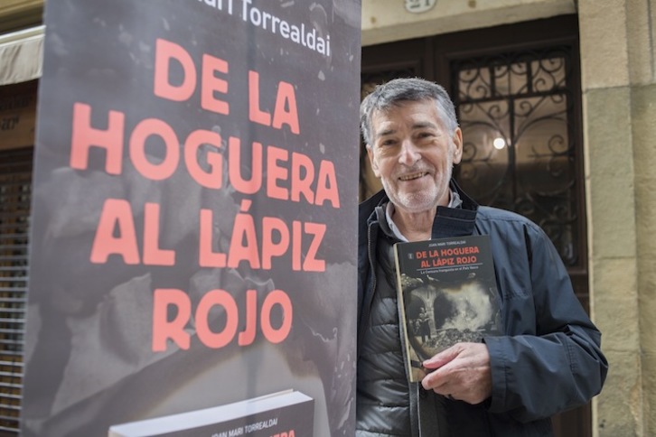 Joan Mari Torrealdai con nuevo libro sobre los secretos y mecanismos de la censura franquista. (Juan Carlos RUIZ | FOKU)