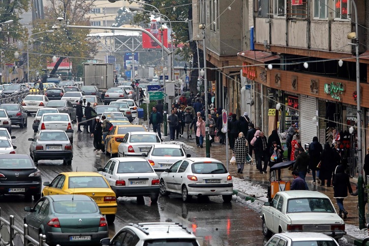 imagen de la avenida Tajrish, zona de compras de la capital iraní, hoy por la mañana.(Atta KENARE-AFP)