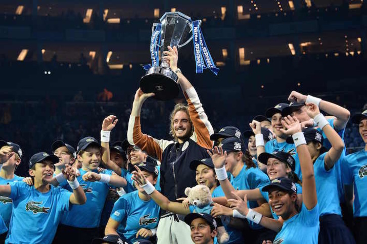 Stefanos Tsitsipas levanta el trofeo que le acredita como campeón del ATP Finals.(Glyn KIRK/AFP PHOTO)