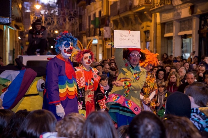 Porrotx, Pirritx eta Marimotots, rodeados de apoyo popular en la calle Mayor. (Iñigo URIZ | FOKU)