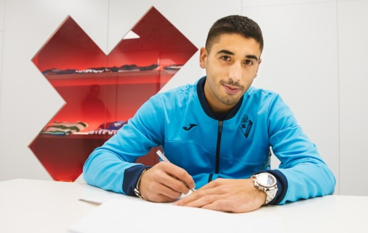 Cote, firmando su nuevo contrato (EIBAR)