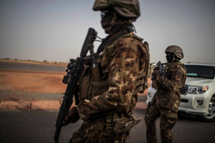 Soldados malienses patrullan la frontera con Níger. (Marco LONGARI-AFP)
