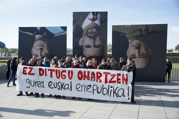 Los retratos de Juan Carlos y Felipe de Borbón y Franco, en la protesta. (Iñigo URIZ | FOKU)