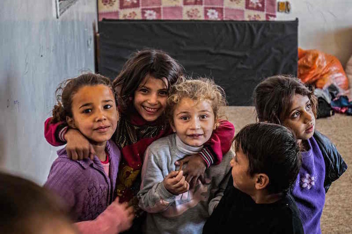 Menores en una escuela instalada en un campamento de refugiados en Hasakeh, en Siria. (Delil SOULEIMAN/AFP)