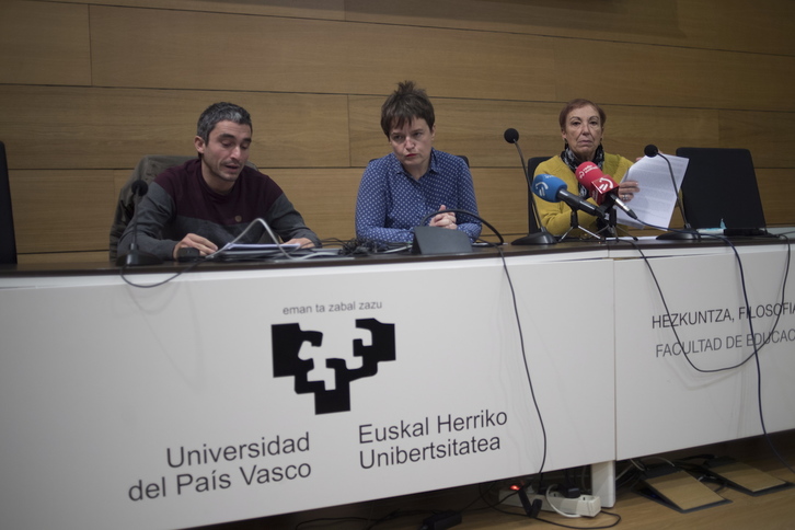 Inaxio Oiarzabal, de Sare, y la autoras del documento, Esti Amenabarro y Marian Bilbatua. (Juan Carlos RUIZ / FOKU)