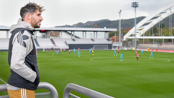Javi Martínez en Lezama viendo el amistoso contra el Eibar. (@AthleticClub)