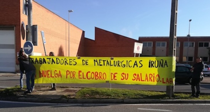 Pancarta ante la sede de Metalúrgicas Iruña. (LAB)