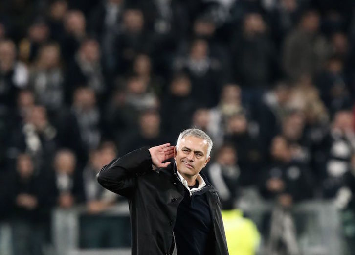 Mourinho, en su anterior equipo, el United, gesticula contra los aficioandos de la Juventus. (Isabella BONOTTO/AFP)