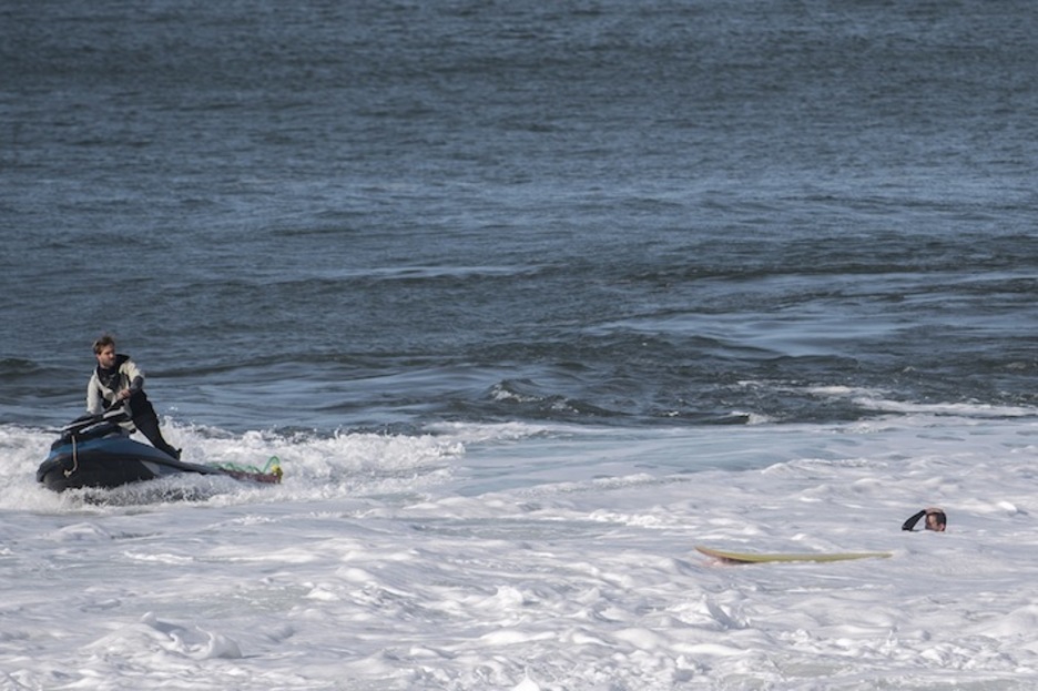 Uretako motoa, surflari bati laguntzen (Gorka RUBIO / FOKU)