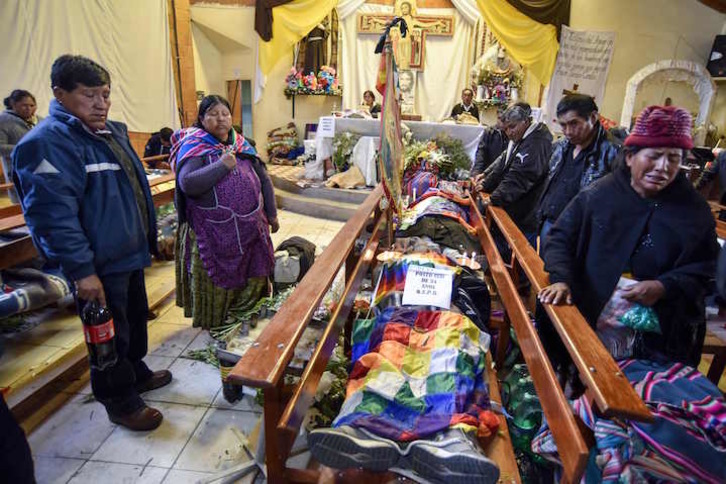Velatorio de las víctimas del pasado martes en El Alto. (Aizar RALDES/AFP)