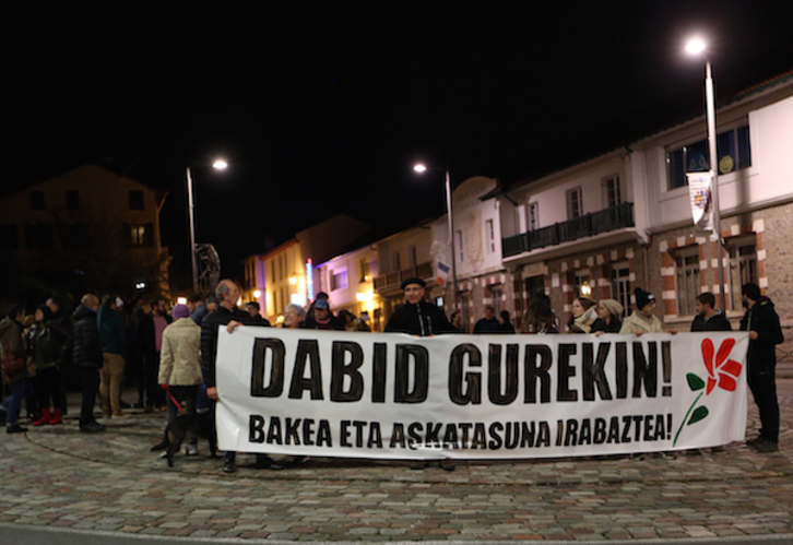 Una concentración denunció anoche la decisión de París de aceptar la euroorden contra David Pla. (Bob EDME)