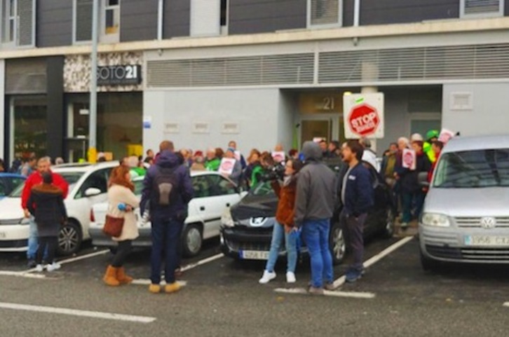 Concentración de la PAH para impedir el desahucio previsto en el Soto de Lezkairu. (AHOTSA)