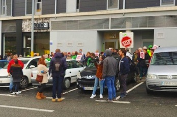 Concentración de la PAH para impedir el desahucio previsto en el Soto de Lezkairu. (AHOTSA)